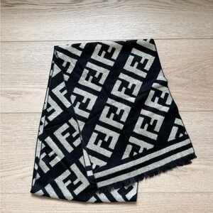 Fendi genuine vintage Black / Beige 
Cashmere